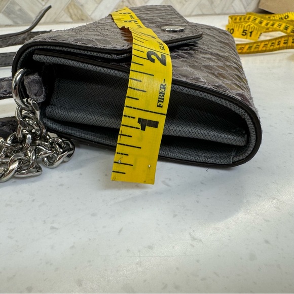 Michael Kors EUC Snake Print Gray Leather Phone Crossbody Purse Wallet Chain - Picture 4 of 10